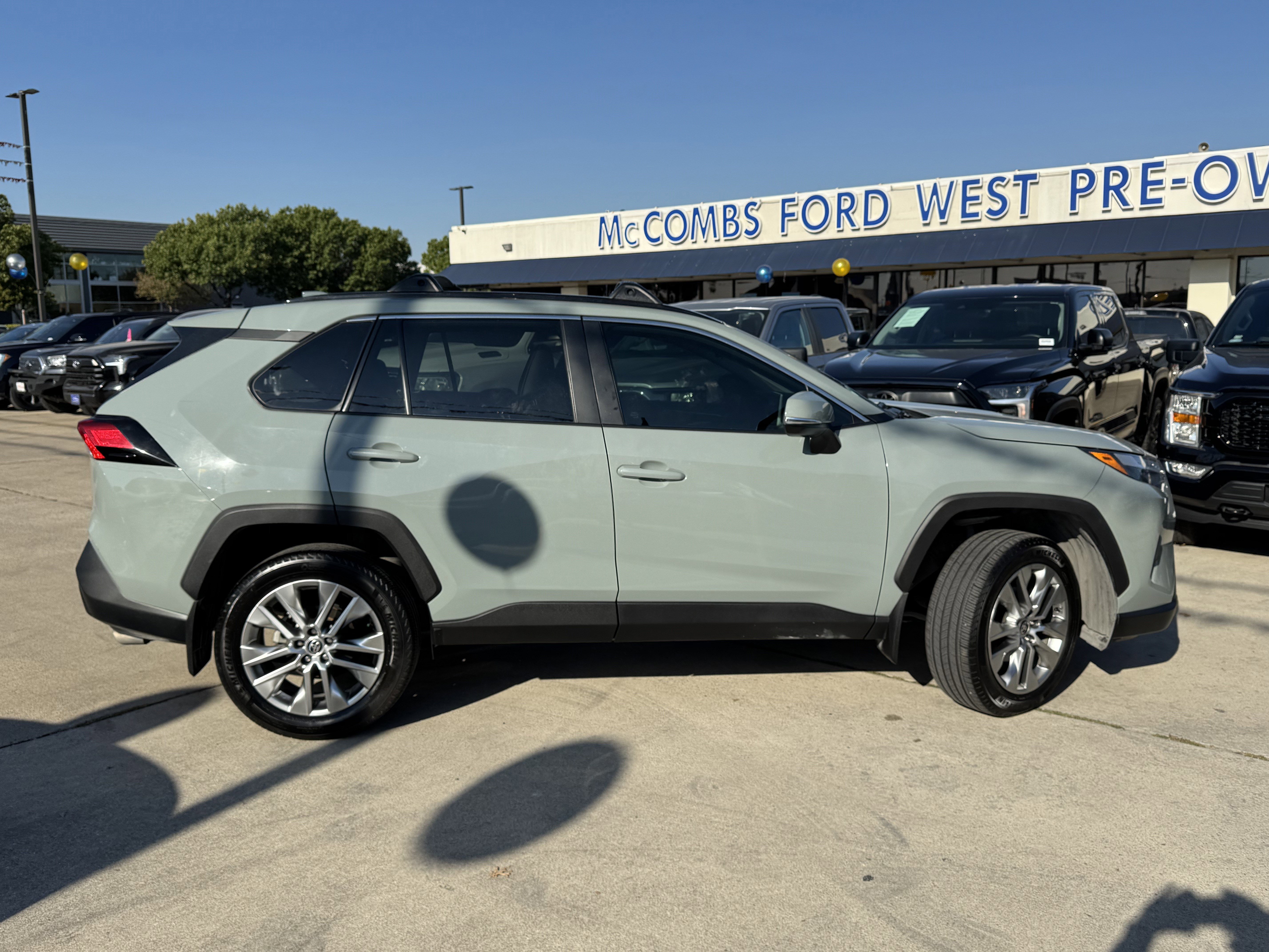 Used 2023 Toyota RAV4 XLE Premium image 3