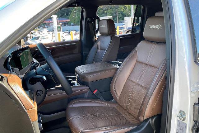 Used 2025 Chevrolet Suburban High Country RWD image 24