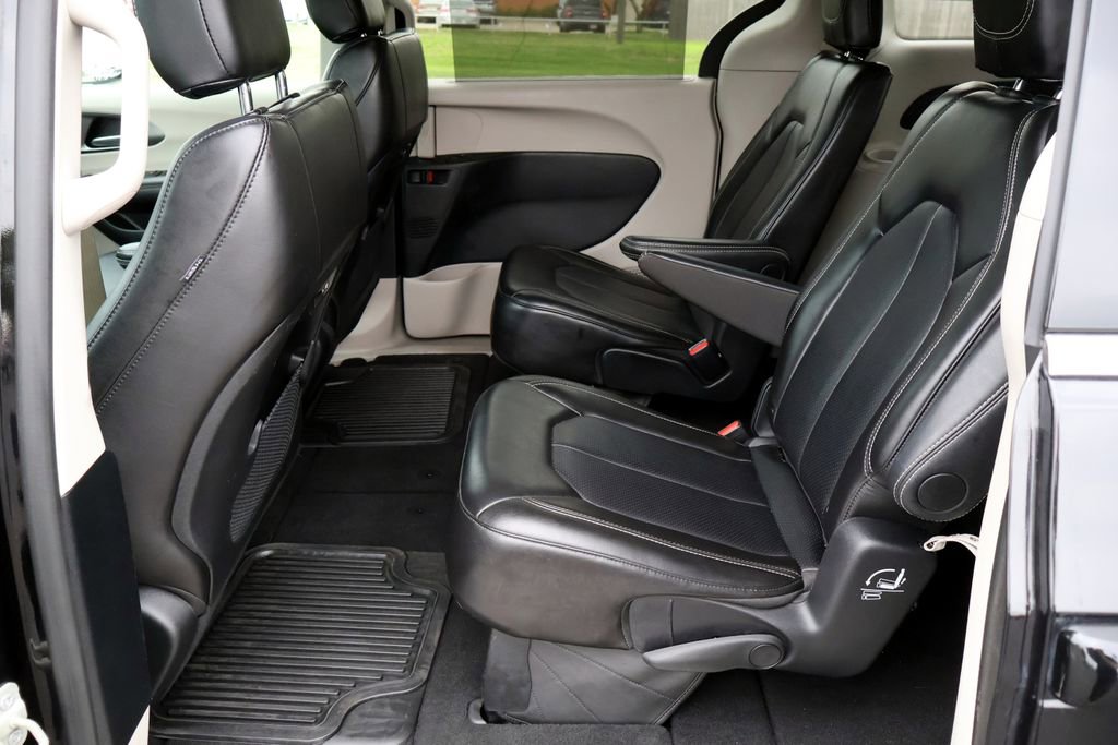 Used 2024 Chrysler Pacifica Touring-L FWD image 24