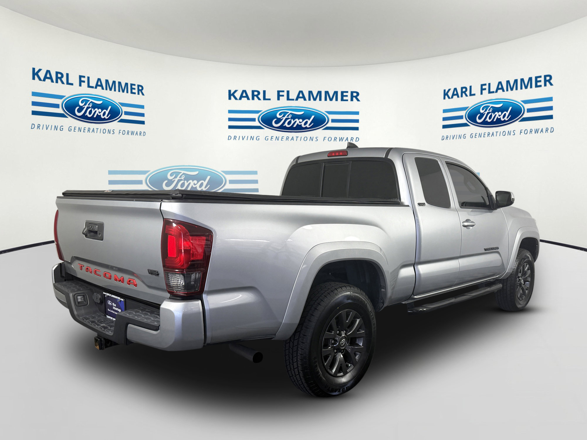 Used 2022 Toyota Tacoma SR5 w/ Technology Package RWD image 3