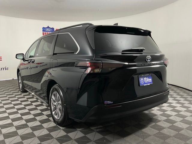 Used 2024 Toyota Sienna XLE image 5