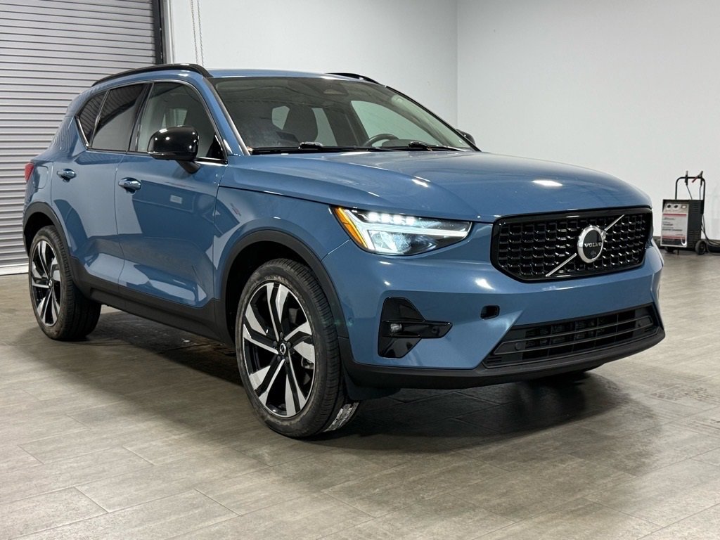 Used 2023 Volvo XC40 B5 Plus w/ Protection Package Premier image 2