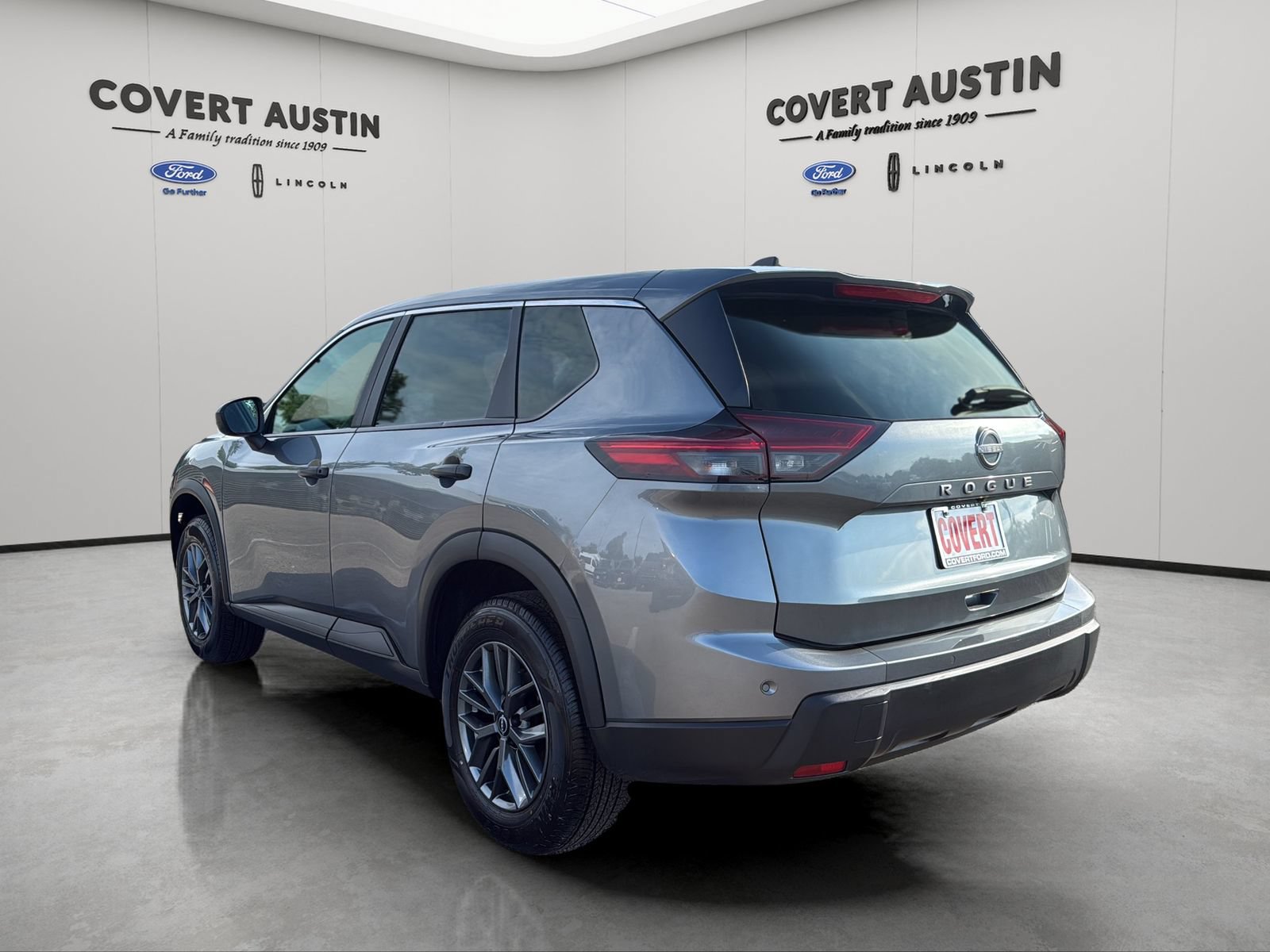Used 2024 Nissan Rogue S FWD image 3
