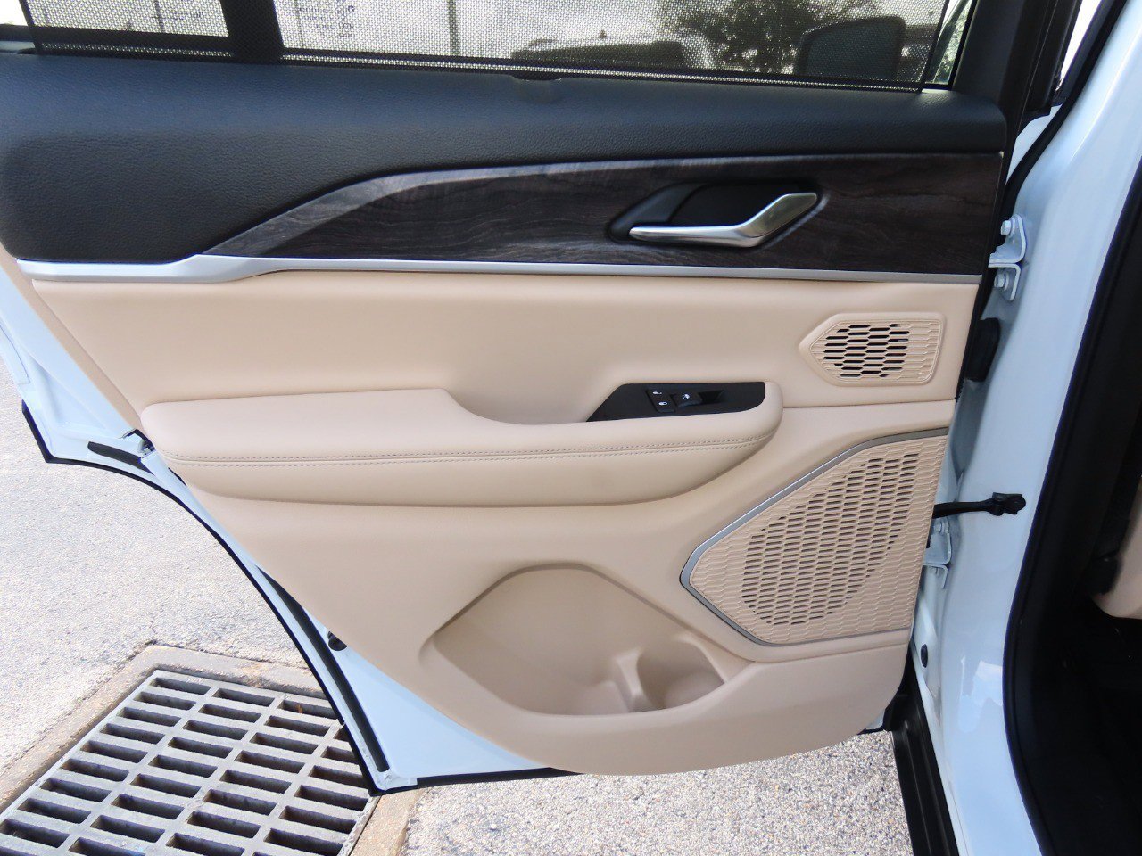 Used 2022 Jeep Grand Cherokee Limited 4xe w/ Luxury Tech Group II image 18