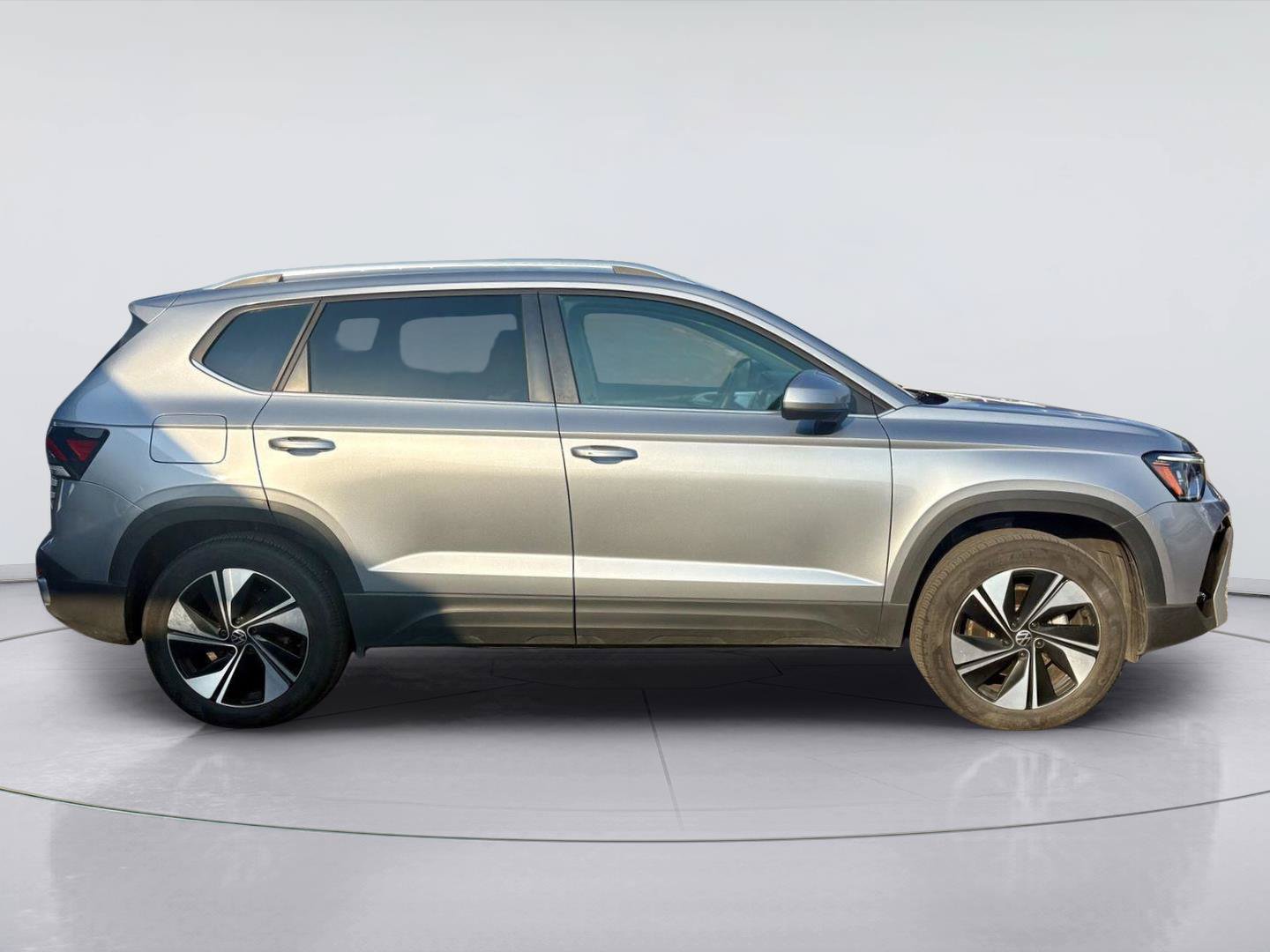 Used 2025 Volkswagen Taos SE AWD/4WD image 3