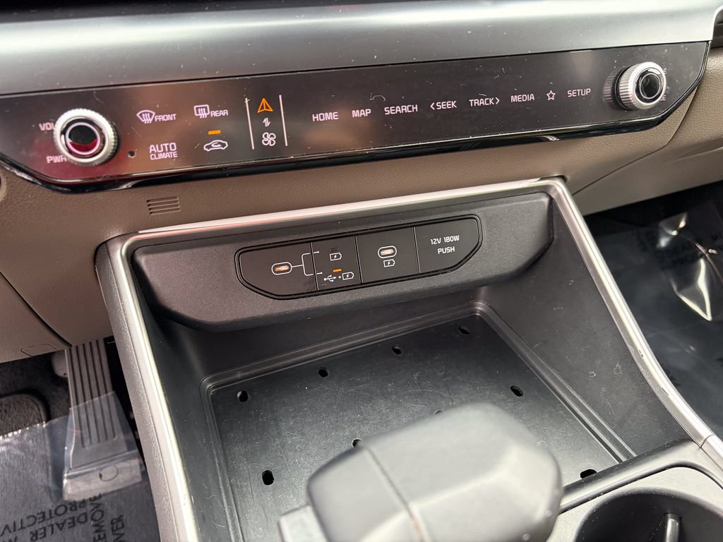 Used 2025 Kia Carnival FWD image 26