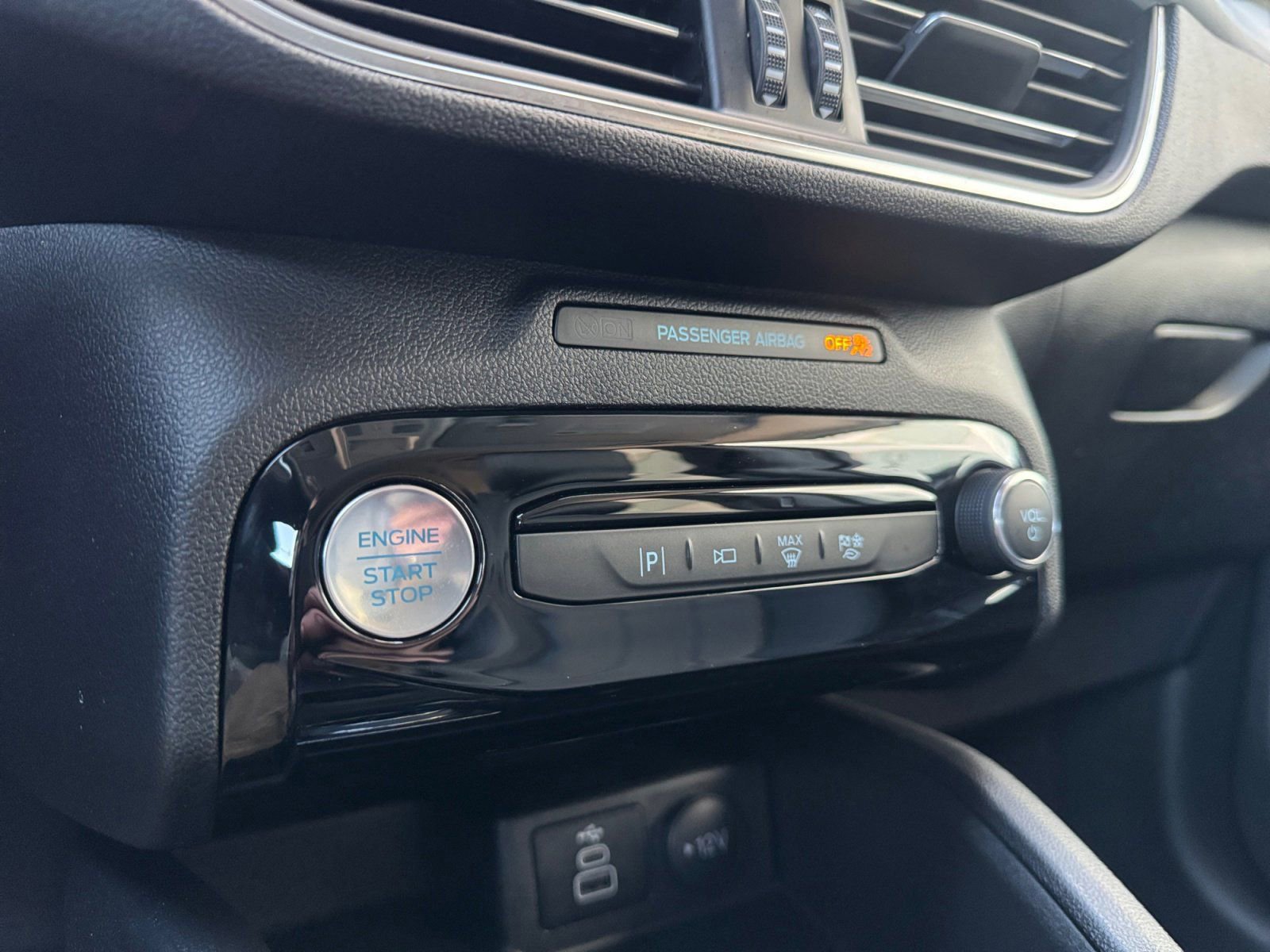 Certified 2025 Ford Escape Platinum w/ Premium Technology Package image 23