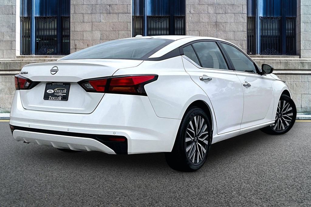 Used 2025 Nissan Altima 2.5 SV FWD image 11