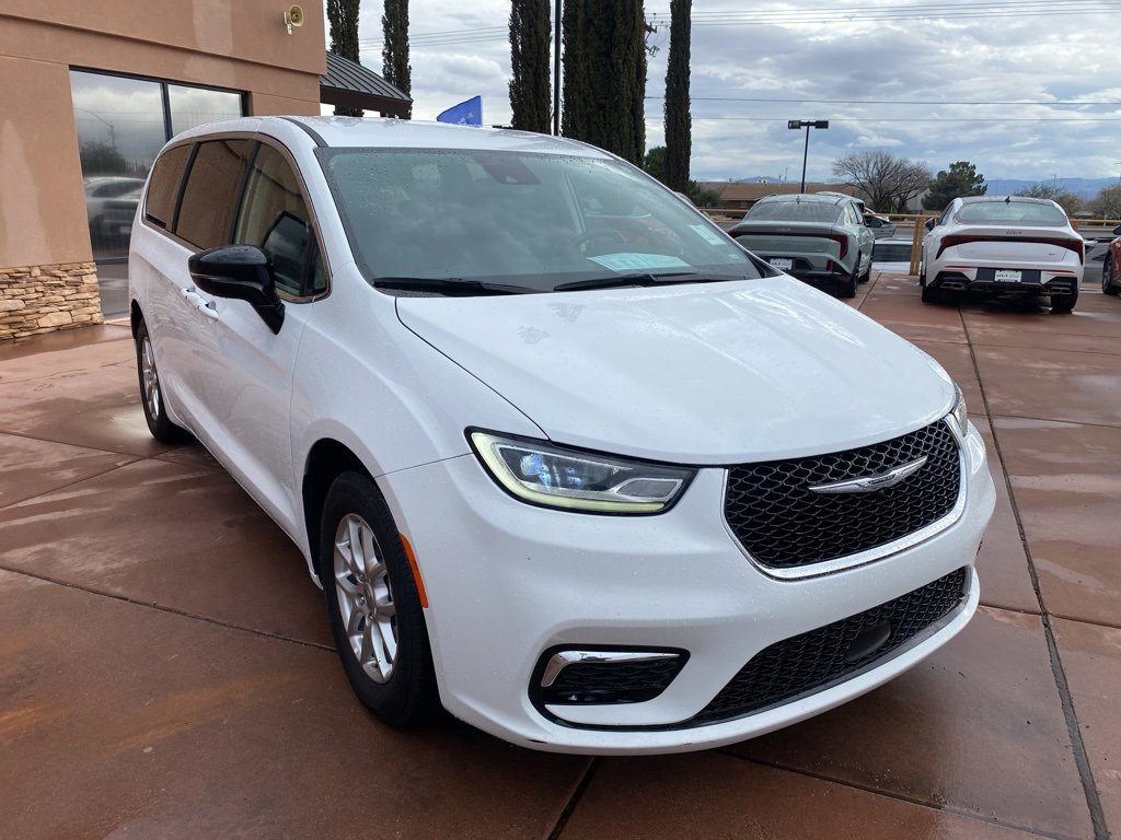 Used 2024 Chrysler Pacifica Touring-L image 10