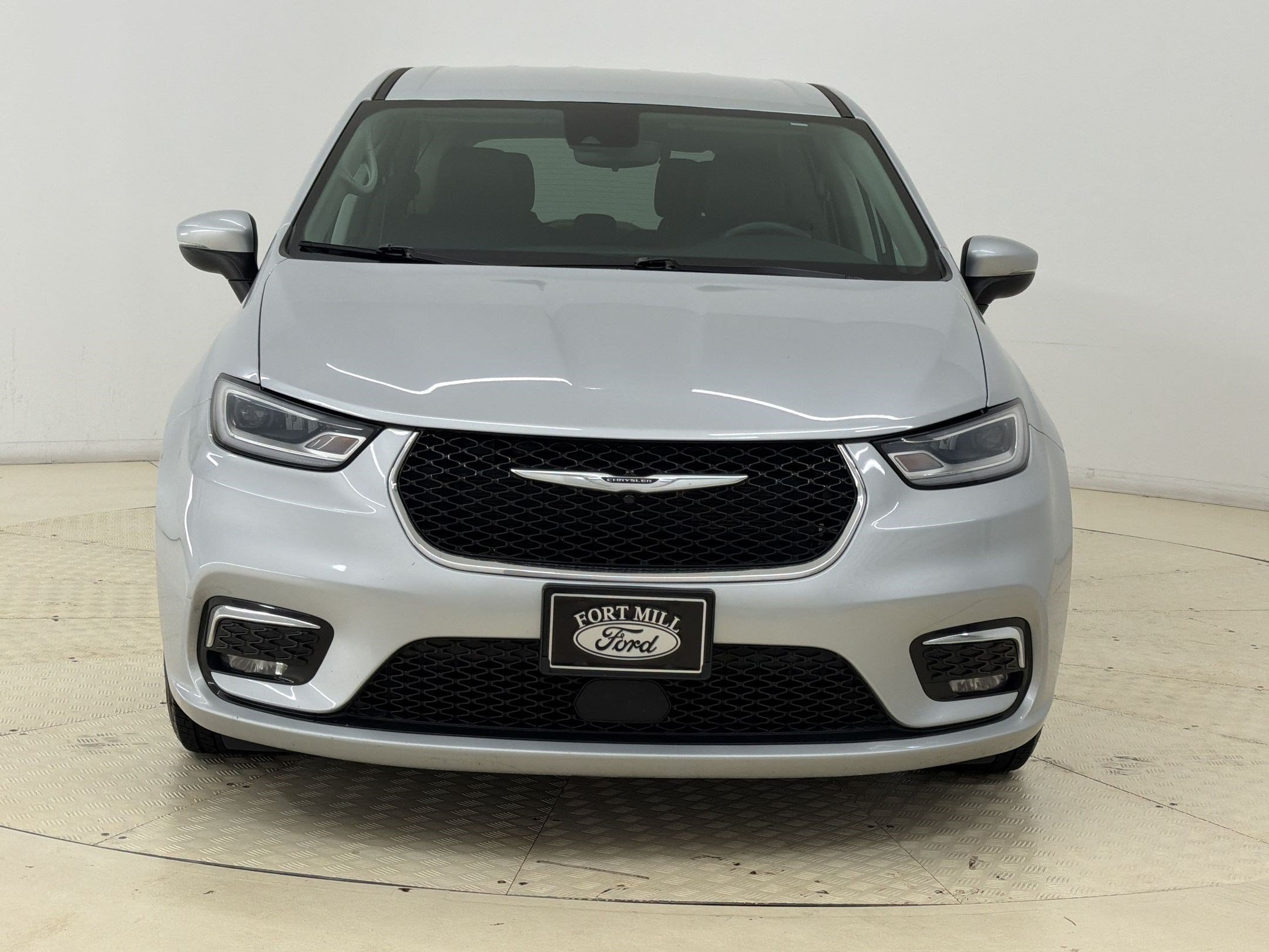 Used 2023 Chrysler Pacifica Touring-L FWD image 6
