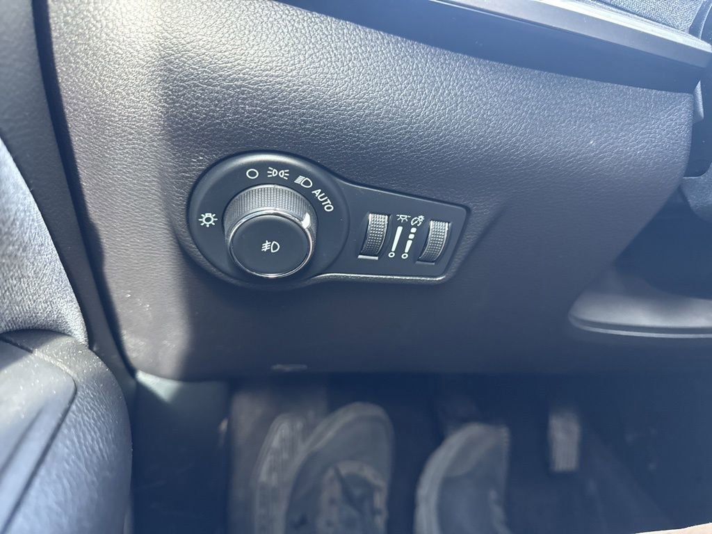 Used 2023 Jeep Compass Latitude image 27