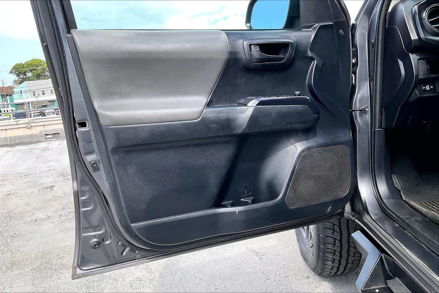 Used 2018 Toyota Tacoma SR5 RWD image 27