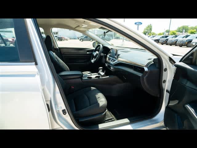 Used 2024 Nissan Altima 2.5 SV FWD image 32