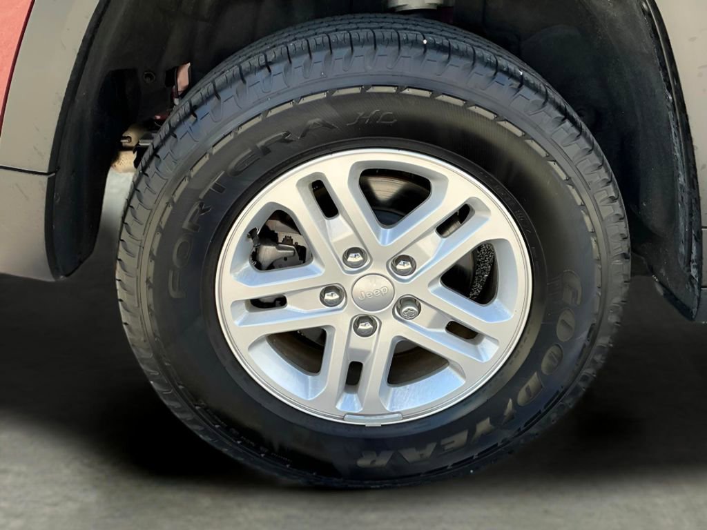 Used 2025 Jeep Grand Cherokee Laredo w/ Trailer Tow Package image 15