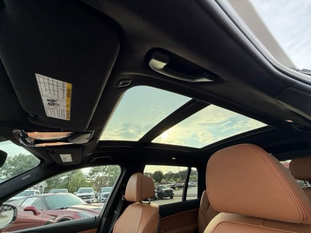 Used 2021 BMW X7 xDrive40i w/ M Sport Package AWD/4WD image 23