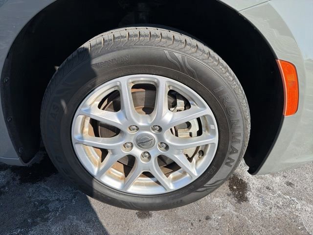 Used 2023 Chrysler Pacifica Touring-L image 7