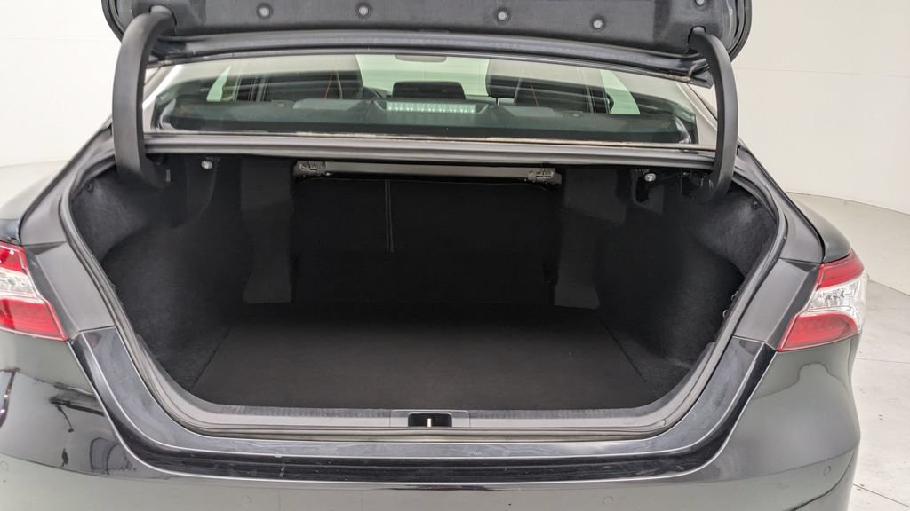 Used 2018 Toyota Camry XLE FWD image 7