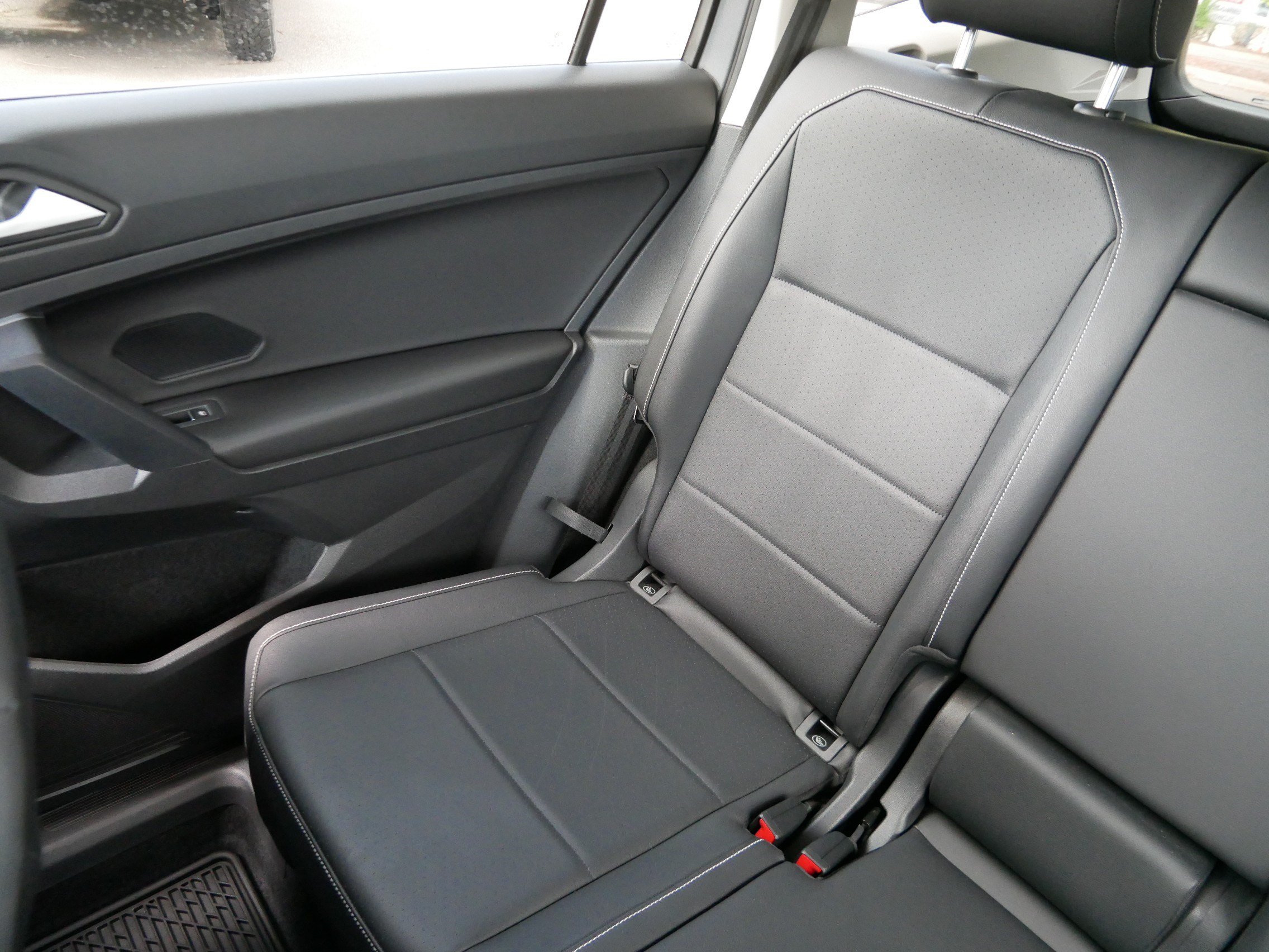 Used 2021 Volkswagen Tiguan SE AWD/4WD image 12