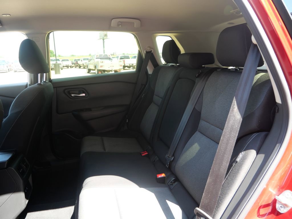 Used 2024 Nissan Rogue SV AWD/4WD image 16