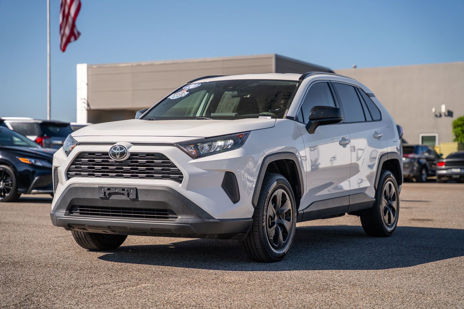 Used 2020 Toyota RAV4 LE FWD image 3
