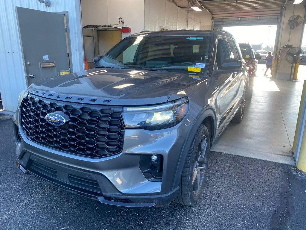 Certified 2025 Ford Explorer ST-Line w/ ST-Line Street Pack AWD/4WD image 2