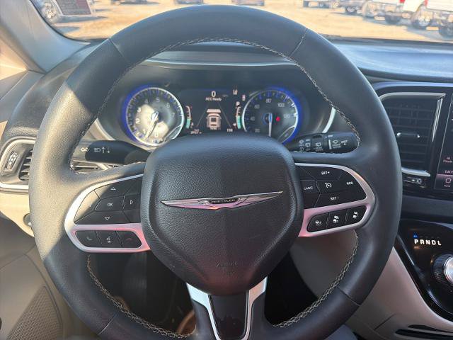 Used 2024 Chrysler Pacifica Touring-L FWD image 19