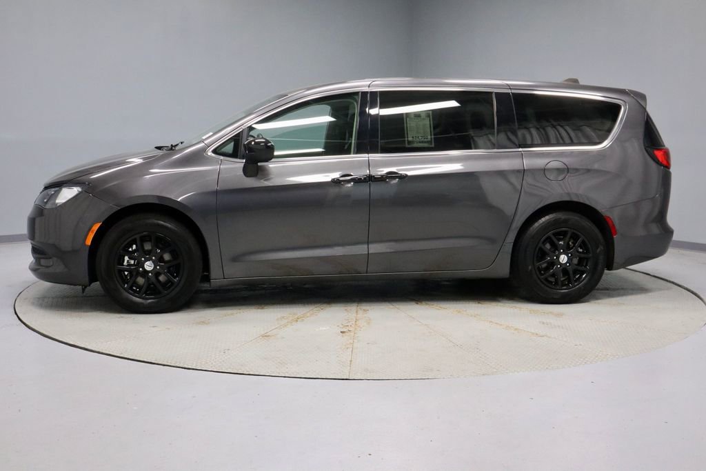 Used 2023 Chrysler Voyager LX FWD image 7