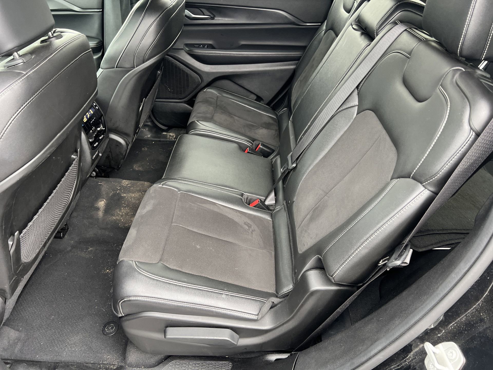 Used 2024 Jeep Grand Cherokee L Altitude image 24