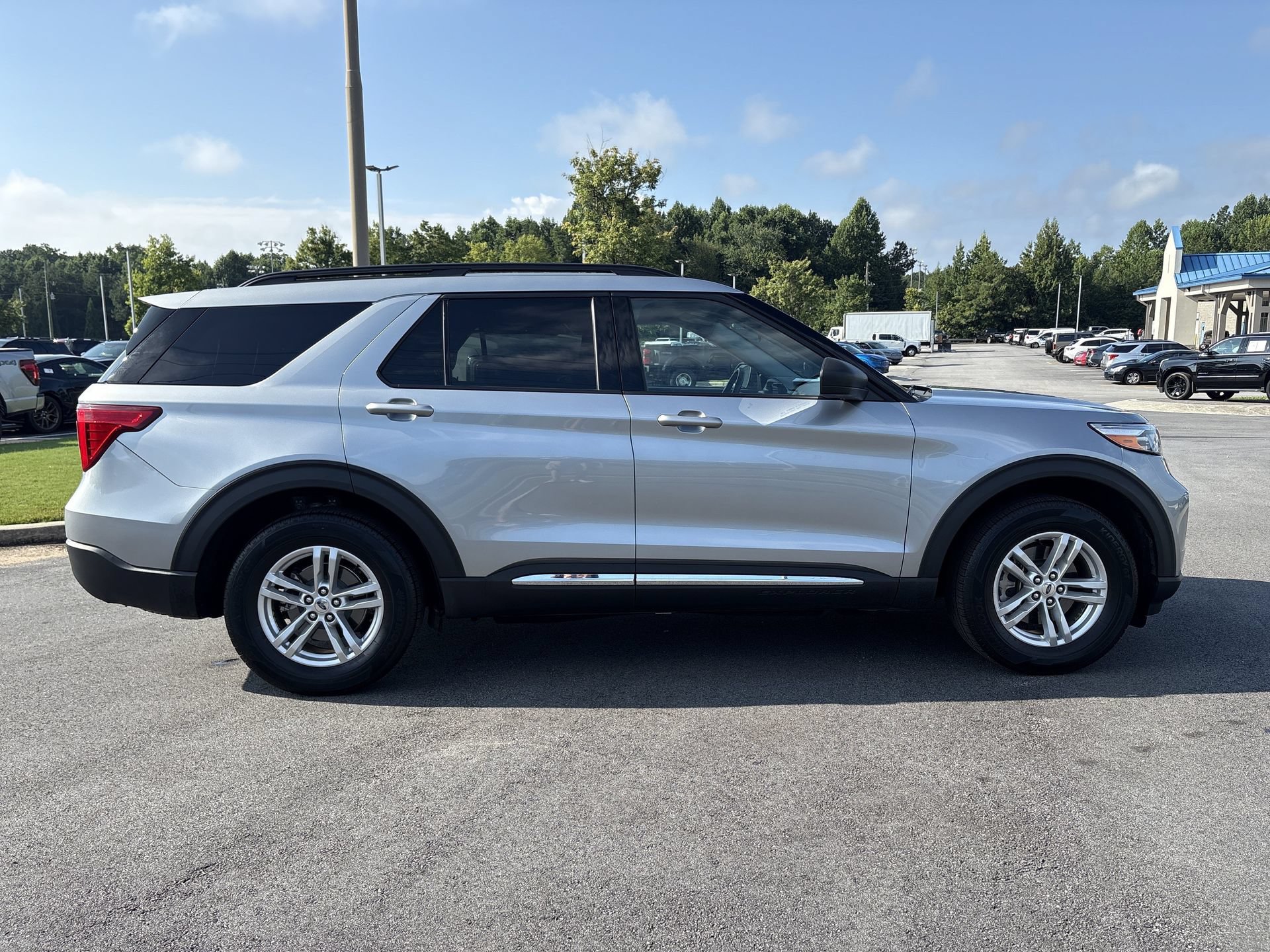 Certified 2022 Ford Explorer XLT w/ Equipment Group 202A AWD/4WD image 25