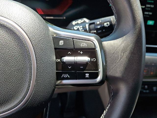 Used 2025 Kia Carnival FWD image 23