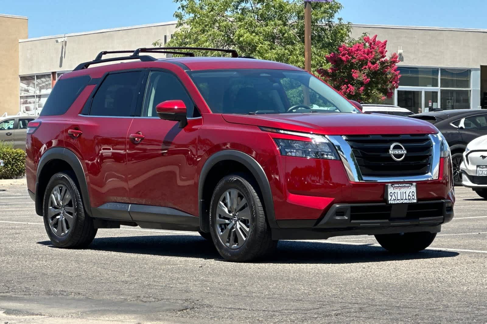 Used 2024 Nissan Pathfinder SV FWD image 9