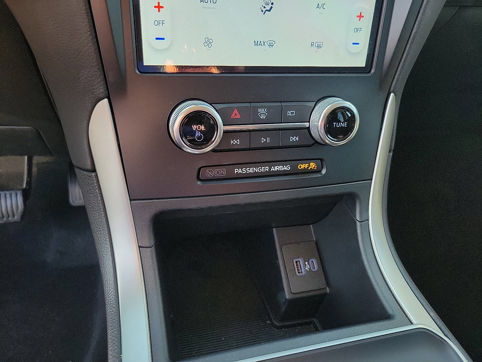 Certified 2024 Ford Edge SE w/ Black Appearance Package image 10