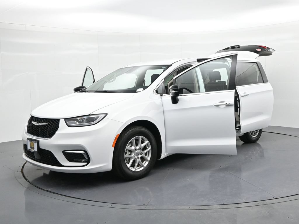 Used 2024 Chrysler Pacifica Touring-L FWD image 27