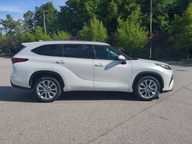 Used 2023 Toyota Highlander Limited FWD image 3