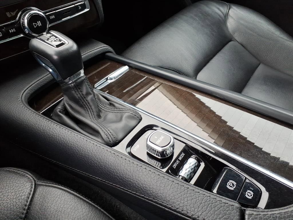 Used 2017 Volvo XC90 T6 Momentum w/ Vision Package image 21