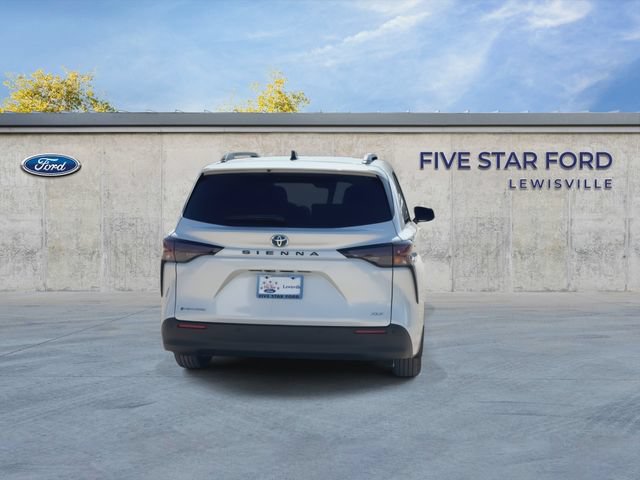 Used 2025 Toyota Sienna XLE AWD/4WD image 7