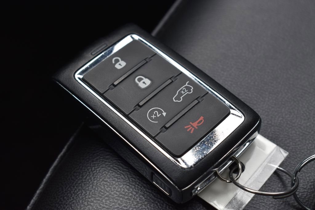 Used 2023 Jeep Grand Cherokee Limited w/ Black Appearance Package image 13