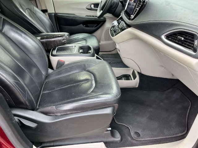 Used 2022 Chrysler Pacifica Touring-L FWD image 25