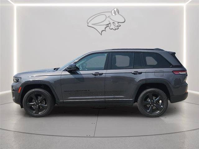 Used 2022 Jeep Grand Cherokee Altitude AWD/4WD image 2