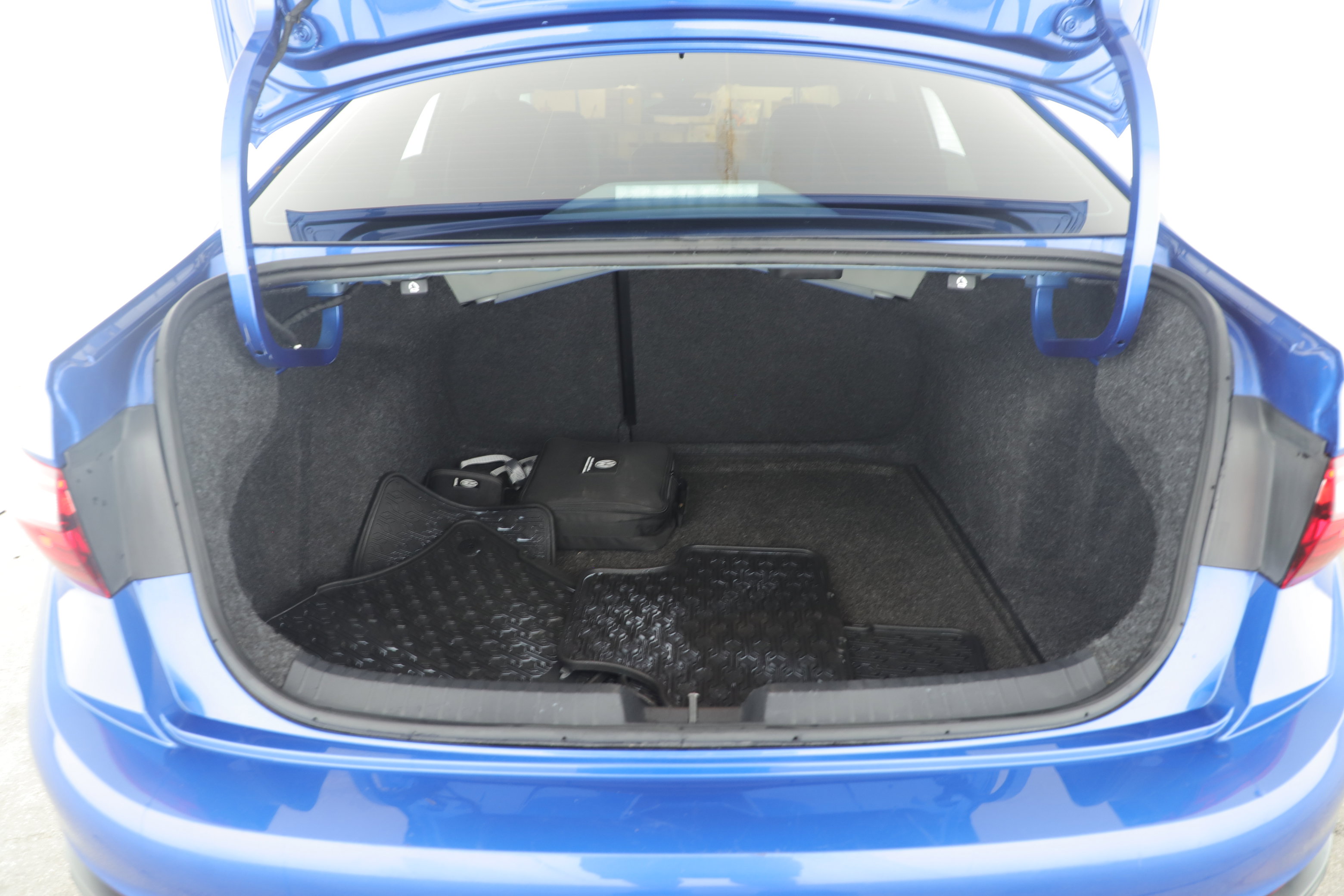 Used 2024 Volkswagen Jetta SE w/ Panoramic Sunroof Package image 5