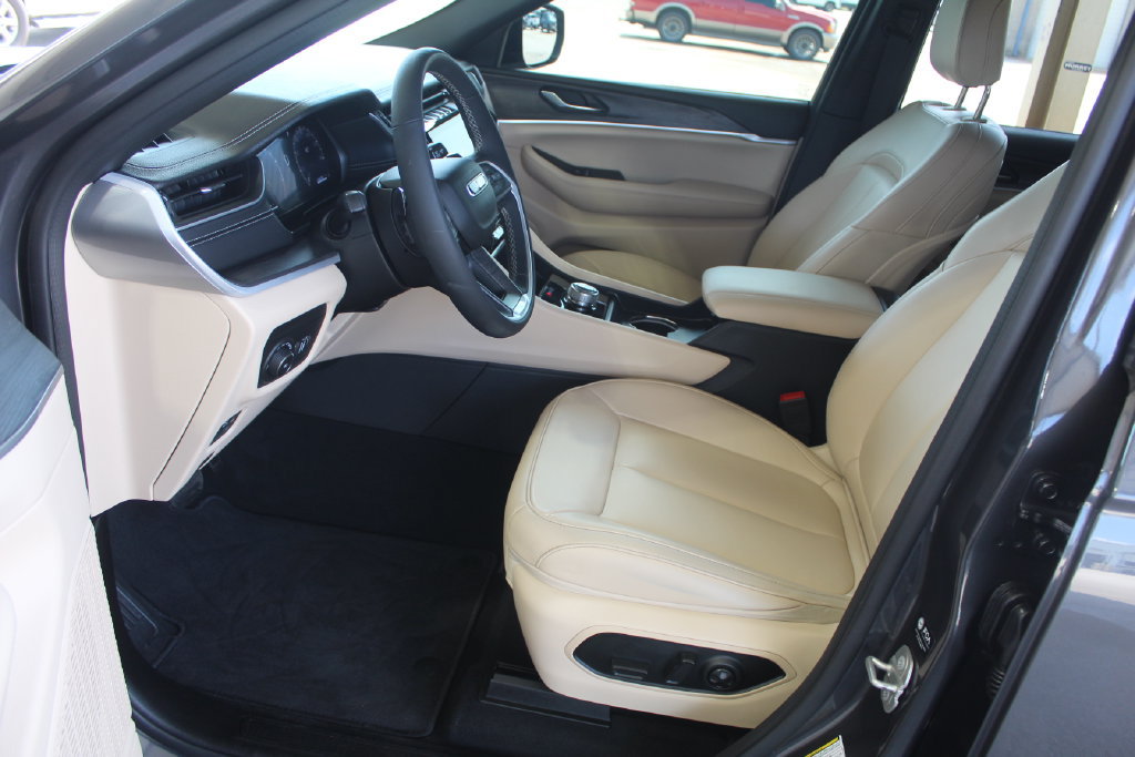 Used 2024 Jeep Grand Cherokee Limited RWD image 29