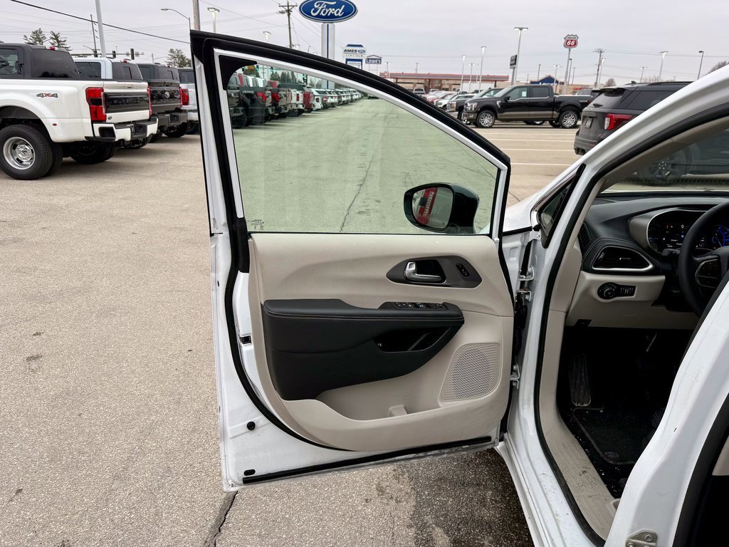 Used 2024 Chrysler Pacifica Select image 13