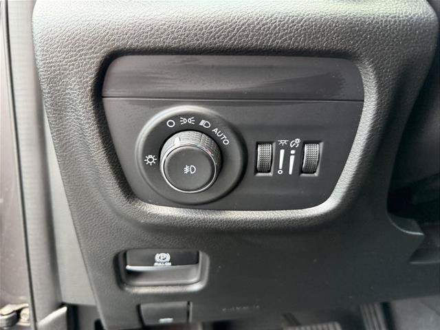 Used 2024 Jeep Grand Cherokee L Limited w/ Black Appearance Package AWD/4WD image 15