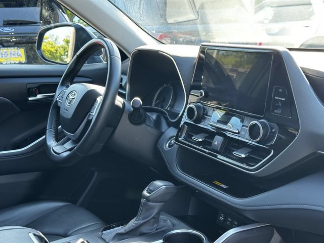 Used 2024 Toyota Highlander XLE AWD/4WD image 31