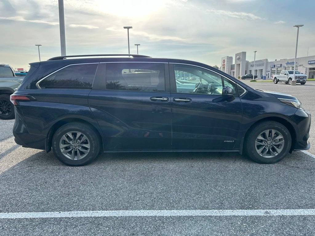 Used 2021 Toyota Sienna XLE w/ XLE Plus Package FWD image 7