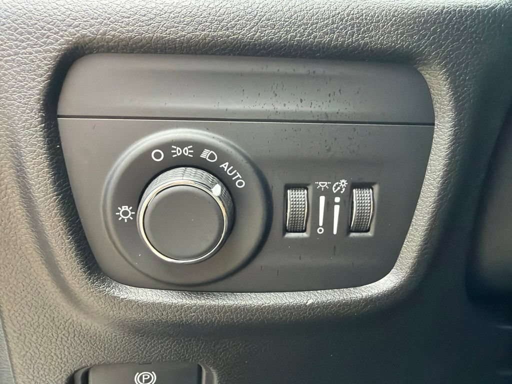 Used 2023 Jeep Grand Cherokee L Laredo RWD image 26