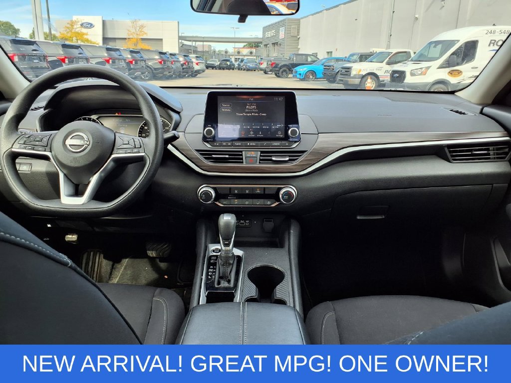 Used 2025 Nissan Altima 2.5 SV FWD image 8