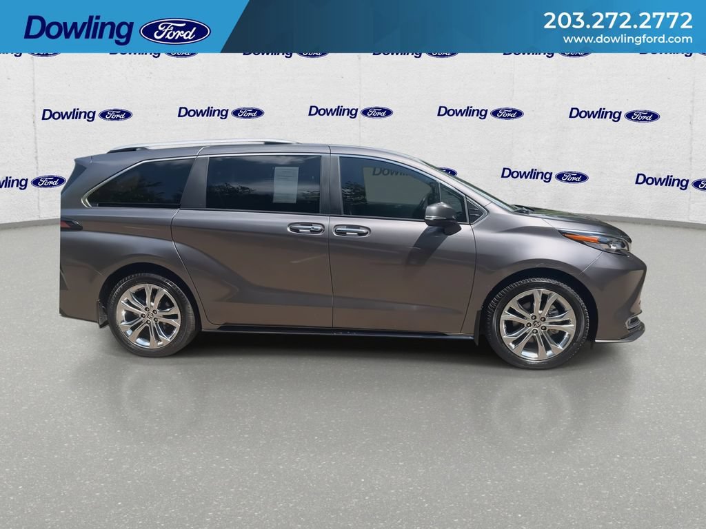 Used 2024 Toyota Sienna Platinum FWD image 4