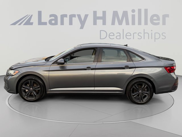 Used 2022 Volkswagen Jetta SE w/ Panoramic Sunroof Package FWD image 2