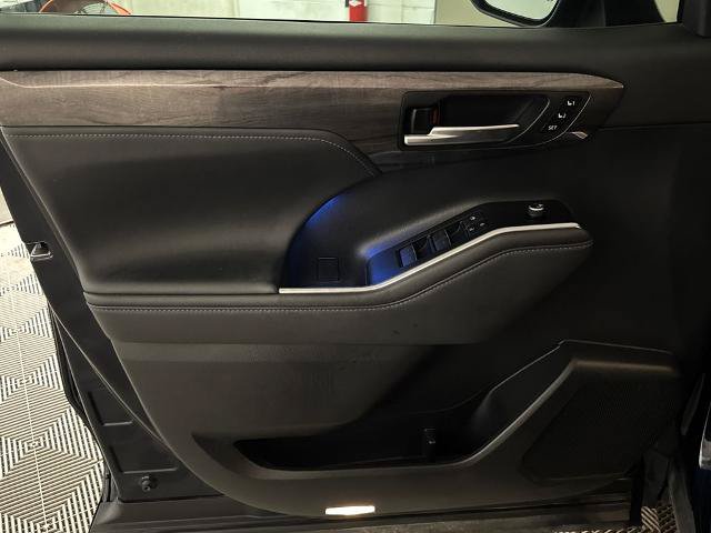 Used 2020 Toyota Highlander Platinum FWD image 16